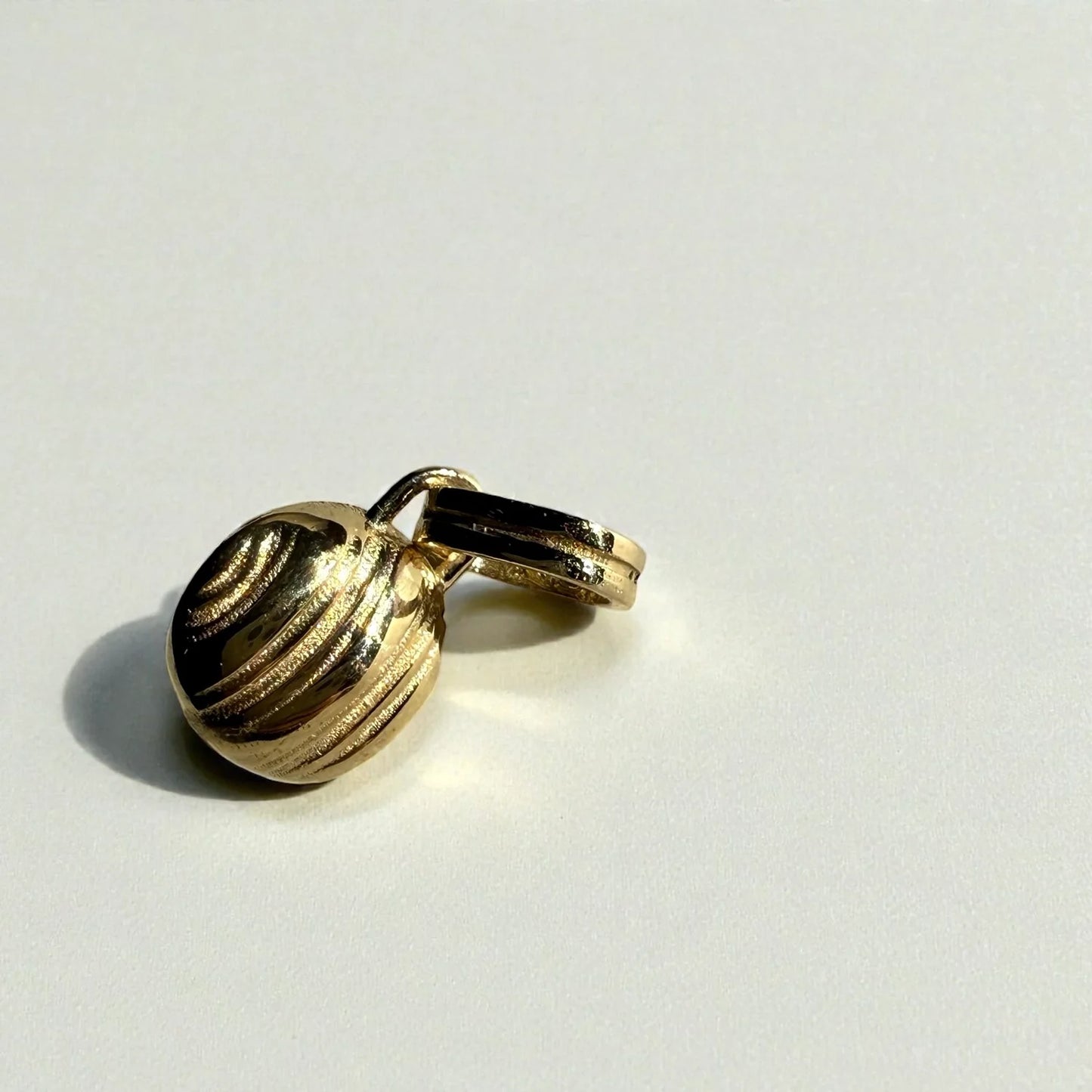 Sonder Charm